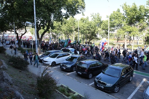 Účastníci pochodu sa začali schádzať na bratislavskej Hlavnej stanici.