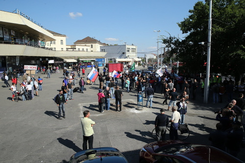 Účastníci pochodu sa začali schádzať na bratislavskej Hlavnej stanici.