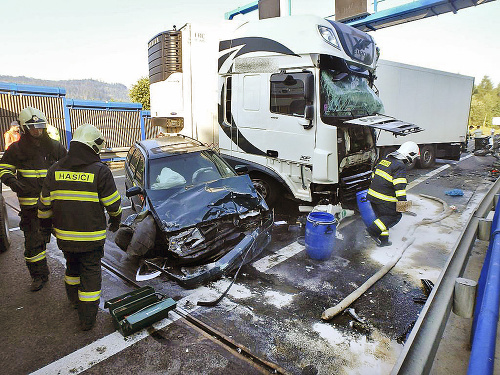 Poľský kamionista prešiel do protismeru, kde došlo k zrážke ďalšieho kamióna a troch osobných áut.