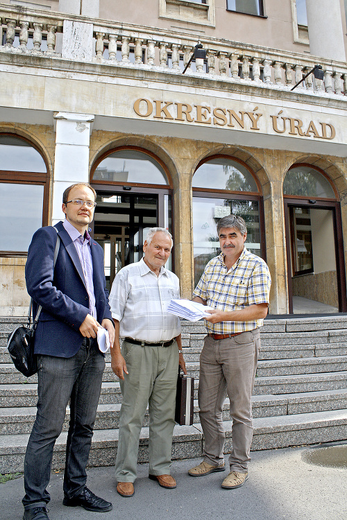 Juraj Matejka (zľava), Pavol Civáň a Pavel Varga priniesli na Okresný úrad v Nitre pripomienky občanov k výstavbe závodu.