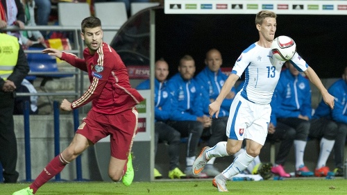 Na snímke vpravo Patrik Hrošovský (Slovensko) a vľavo Gerard Pique (Španielsko) bojujú o loptu.