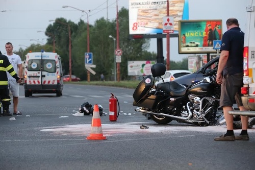 Do sanitky na križovatke v Bratislave narazil motorkár. 