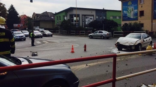 Sanitka sa na tejto križovatke v Prešove zrazila s osobným autom. 