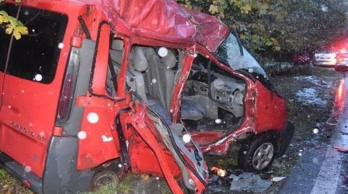 V tomto aute po zrážke s poľským nákladiakom pod horským priechodom Donovaly zahynuli dvaja mladíci  († 20, † 21), 