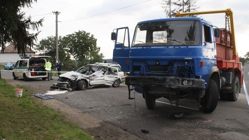 Pri dopravnej nehode v Nitrianskom kraji zahynuli dvaja ľudia.