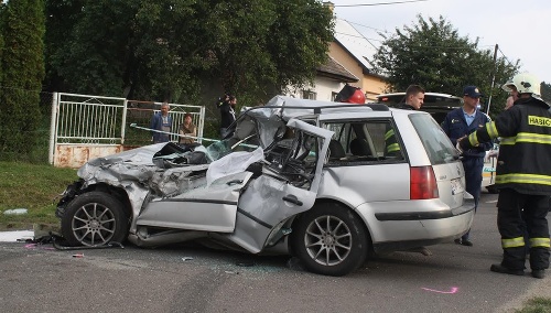 Pri dopravnej nehode v Nitrianskom kraji zahynuli dvaja ľudia.
