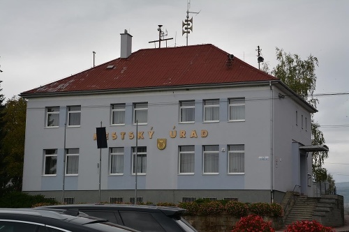 Na budove Mestského úradu v Sliači visí čierna zástava.