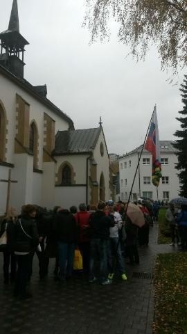 Fanúšikovia Peťa Sagana prišli aj so slovenskou vlajkou.