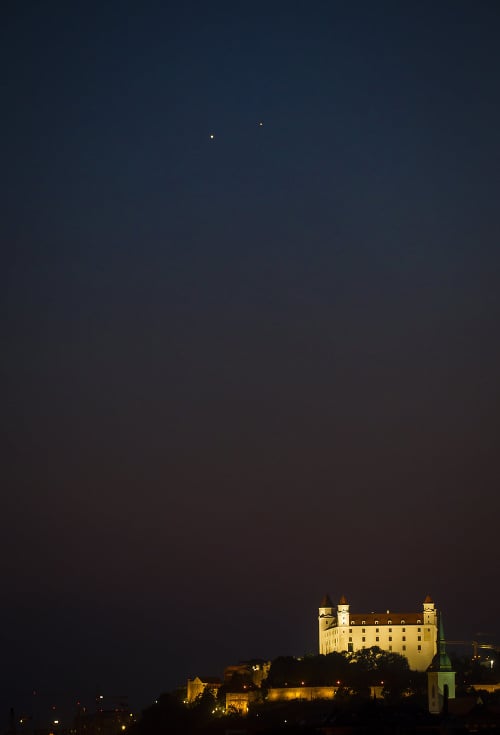 Bratislava, 2. júl 2015: Takto bolo nad hlavným mestom vidieť Jupiter a Venušu.