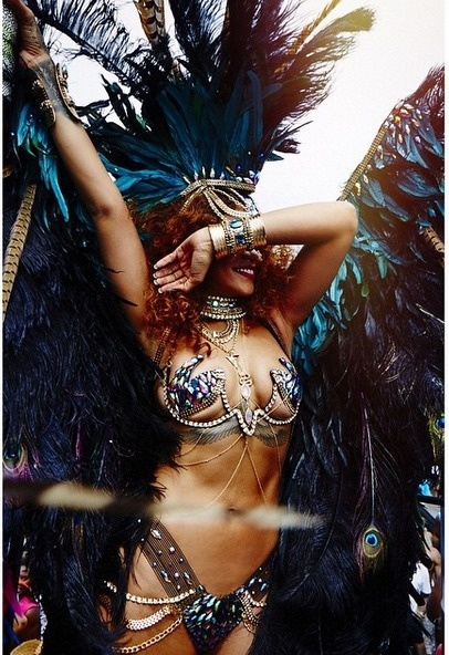 Rihanna ako obnažená divoška na barbadoskom karnevala.