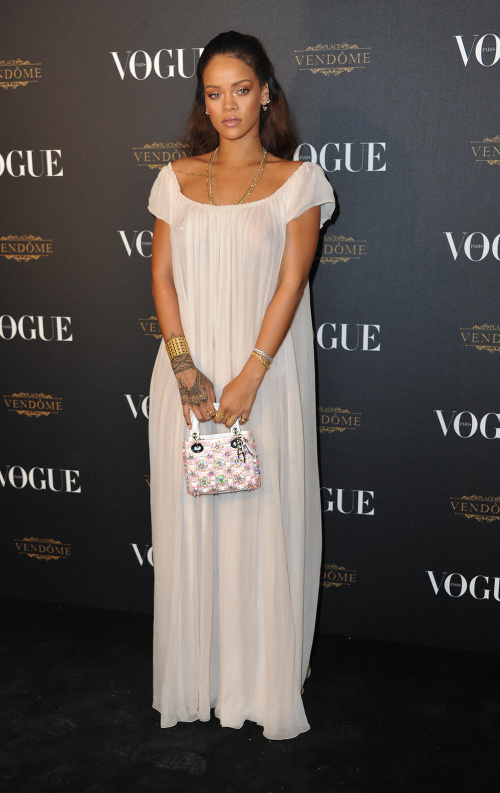 Cudná Rihanna na párty magazínu Vogue.