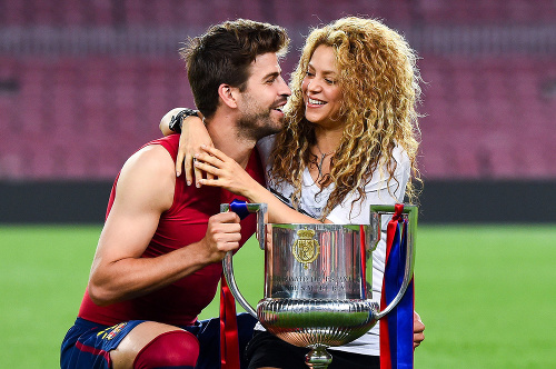 Piqué a jeho polovičkou s trofejou pre víťaza Copa del Rey.