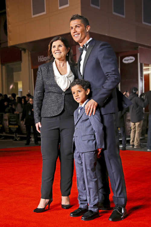Ronaldo prišiel na premiéru filmu s mamou i päťročným synom.