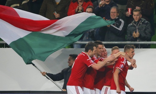 Maďarskí futbalisti oslavujú postup na EURO 2016.
