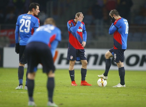 Na snímke smutní hráči Plzne, zľava Tomáš Kučera, Jan Baránek, Daniel Kolář, Jan Holenda po prehre 0:1.