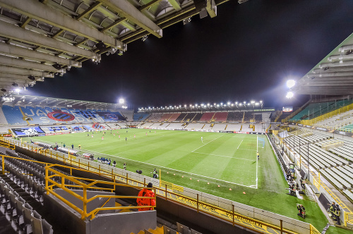Na snímke prázdny štadión z bezpečnostných dôvodov počas zápasu D-skupiny Európskej ligy FC Bruggy - SSC Neapol.