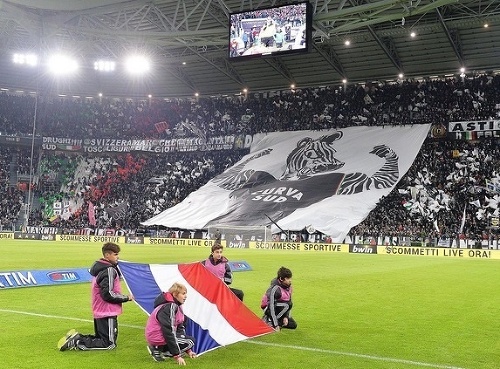 Na obete parížskeho teroru si spomenuli aj v Taliansku pred zápasom Juventus - AC Miláno.