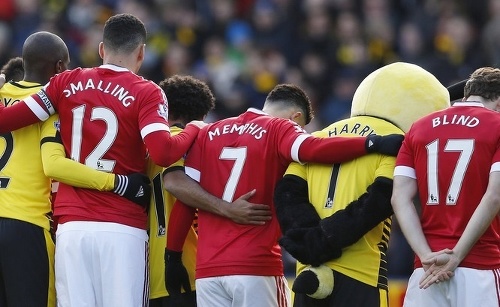 Pred zápasom Watford - Manchester sa do minúty ticha zapojil aj maskot.