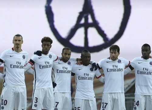 Aj futbalisti Paríž SG držali pred zápasom v Loriente minútu ticha.