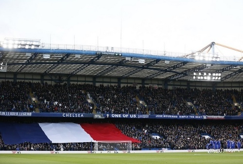 Na Stamford Bridge rozvinuli fanúšikovia francúzsku vlajku.