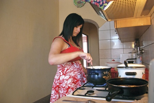 Nikola v kuchyni: O domácnosť sa treba postarať a sestrám navariť.