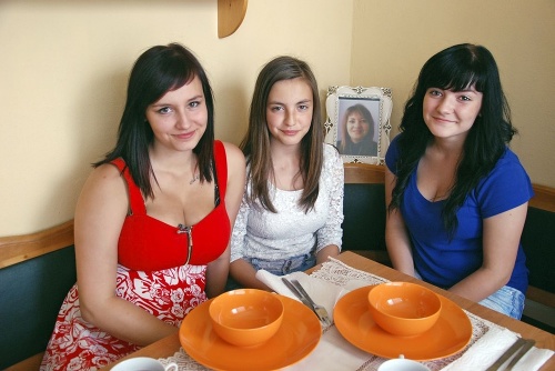 Sestry: Zľava Nikola, Sabinka a Bianka. V pozadí na fotografi i je ich mama Oľga († 37).