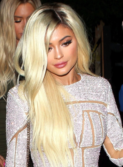 Kylie Jenner šokovala na oslave blond hrivou.