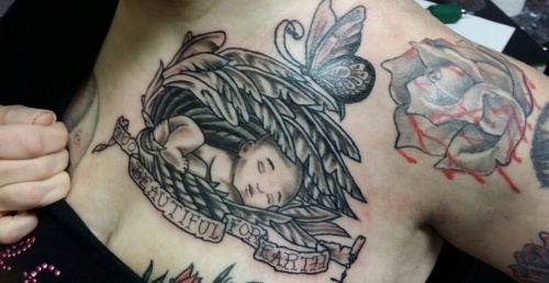 Srdcervúce tetovanie na hrudi jej pripomína päť nenarodených detí.