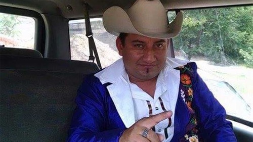 Angelico Reyes, prezývaný El Gelo, je v Mexiku známym spevákom, ale ako otec sa ukázal ako totálny primitív.



