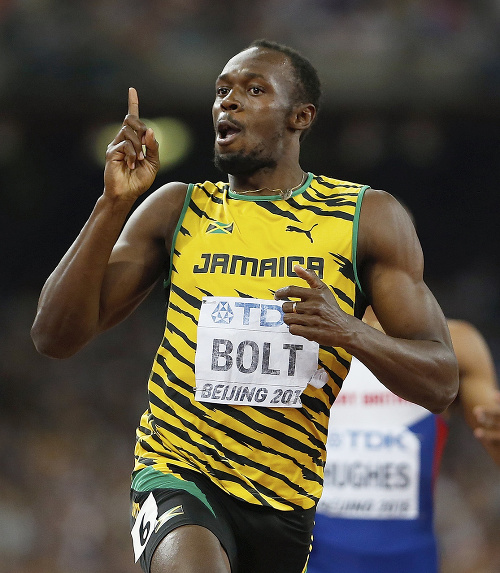 Usain Bolt oslavuje víťazstvo vo finále špintu na 200 m.