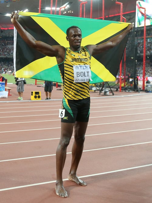 Usain Bolt oslavuje víťazstvo vo finále špintu na 200 m.