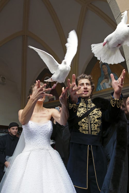 Po svadobnom obrade vypustili mladomanželia holubice. 