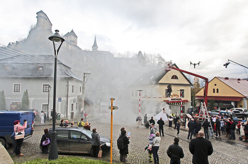 Námestie v Oravskom Podzámku sa zmenilo na fotografický ateliér.