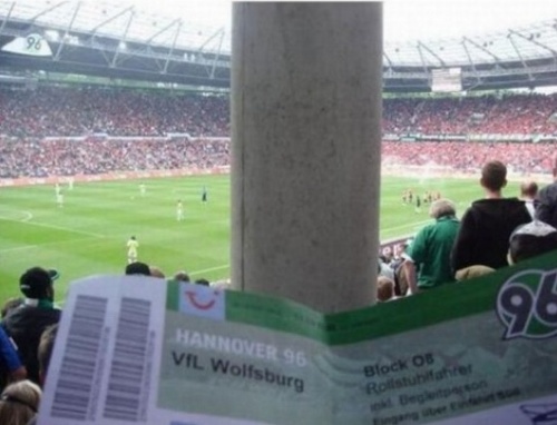Fanúšik v Hannoveri si zápas užíval. Futbal videl na dve polovice.