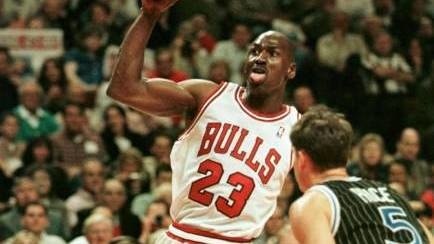 Michael Jordan a dres, ktorý sa vydražil za nevídanú sumu.
