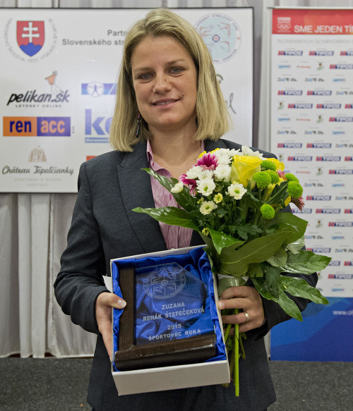 Zuzana Rehak-Štefečeková s trofejou.