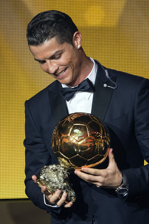 Portugalčan Cristiano Ronaldo z Realu Madrid preberá z rúk prezidenta Medzinárodnej futbalovej federácie (FIFA) Josepha Blattera Zlatú loptu pre najlepšieho futbalistu pre rok 2014.