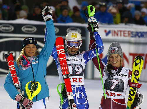 Slovenská lyžiarka Petra Vlhová (v strede) oslavuje v cieli víťazstvo slalomu Svetového pohára v alpskom lyžovaní vo švédskom stredisku Aare. 