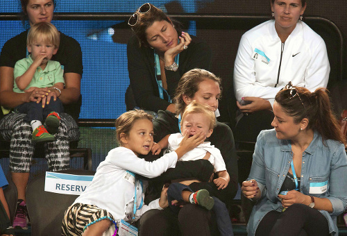 Mamina: Mirka Federerová v náručí s jedným z chlapcov.