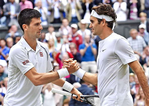 Rivalita medzi Djokovičom (vľavo) a Federerom baví tenisových fanúšikov viac, ako úplatkársky škandál.