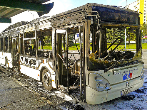 Prímestský autobus: Na zastávke zhorel do tla.