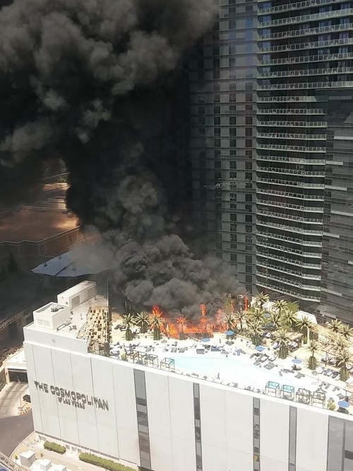 Hotel v Las Vegas zachvátili plamene.