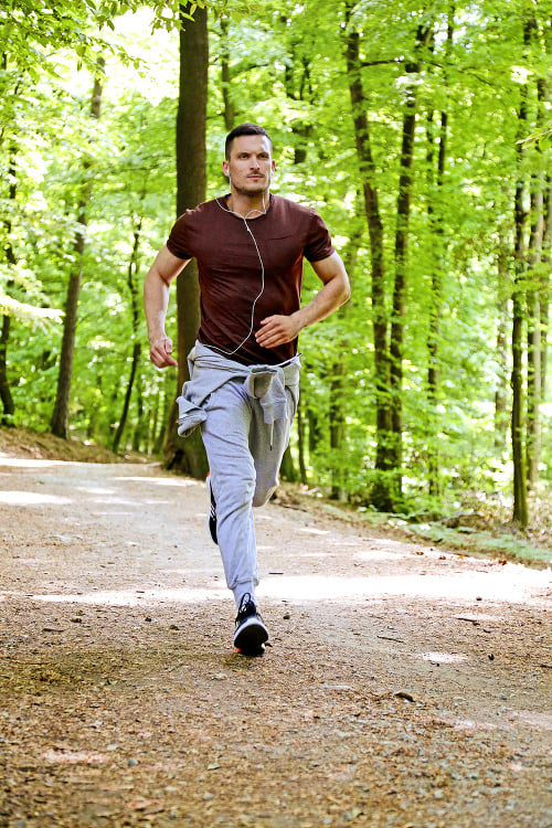 Beh v lese: Keď má herec viac času, venuje sa vytrvalostnému behu. Zabehne si do 10 km.