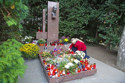 Alexander Dubček († 71): K jeho hrobke chodia každoročne zapaľovať sviečky davy Slovákov.