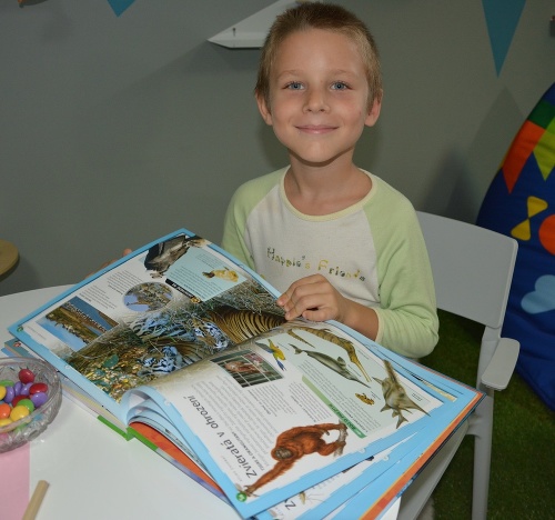 Viktorko (7) si v nemocnici v novej návštevnej miestnosti okamžite zamiloval knižku o zvieratkách.