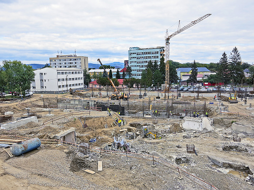 Práce na výstavbe objektu novej nemocnice sa už začali. (september 2015)