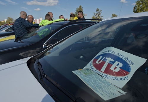Taxikári protestujú hlavne prosti novej službe Uber.