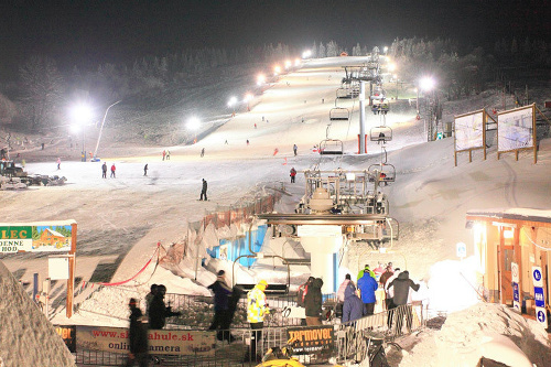 V prevádzke je štvorsedačková lanovka Poma Galski s nástupným pásom, ktorá je lyžiarom k dispozícii každý deň aj počas večerného lyžovania. 