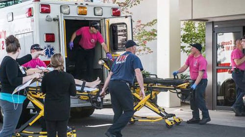 Zdravotníci prevážajú zranené osoby do nemocnice po streľbe na vyššej odbornej škole v americkom Roseburgu.
