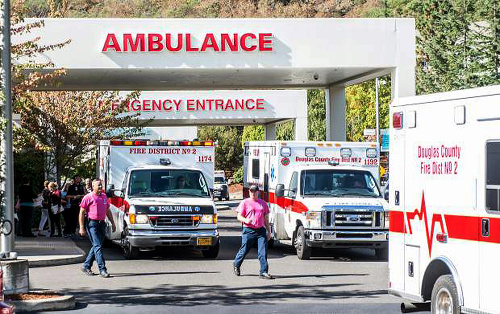 Zdravotníci prevážajú zranené osoby do nemocnice po streľbe na vyššej odbornej škole v americkom Roseburgu.